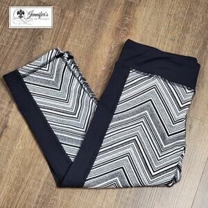 Trina Turk Recreation Black & White Chevron Athletic Capri Leggings Size Small